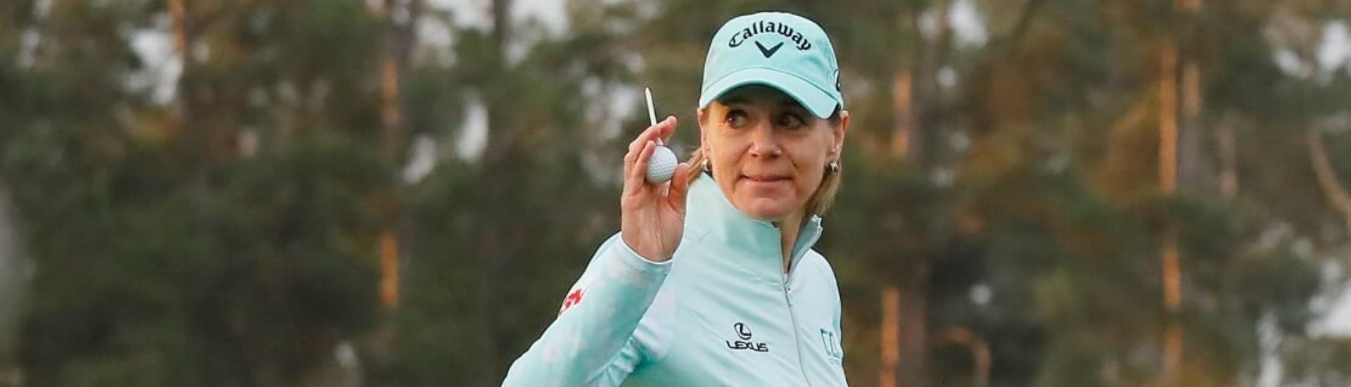 Annika Sorenstam hält den Ball mit Tee in Augusta in der Hand