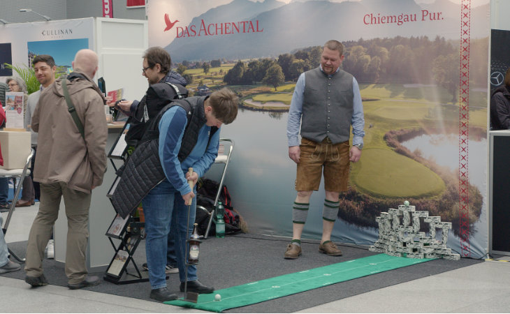 Ein Messestand auf einer Golfmesse mit Puttingspiel