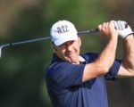 Der Golfspieler Nick Faldo hält sein Golfschläger mit seinen beiden Händen fest