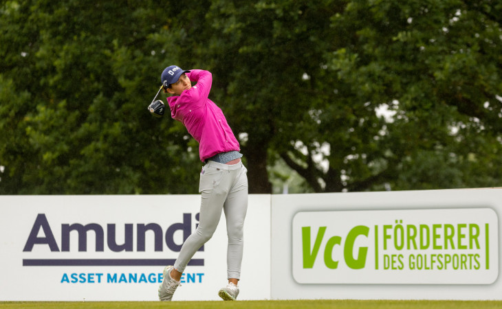 Anne van Dam beim Abschlag mit dem Putter