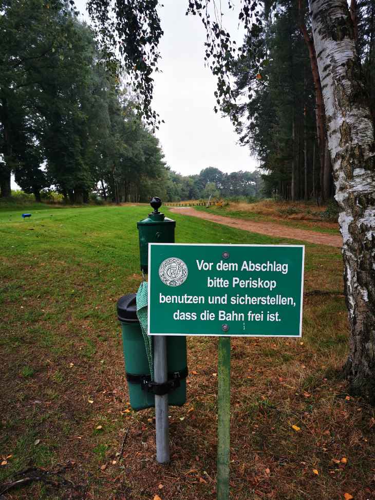 Ein Schild auf einem Golfplatz