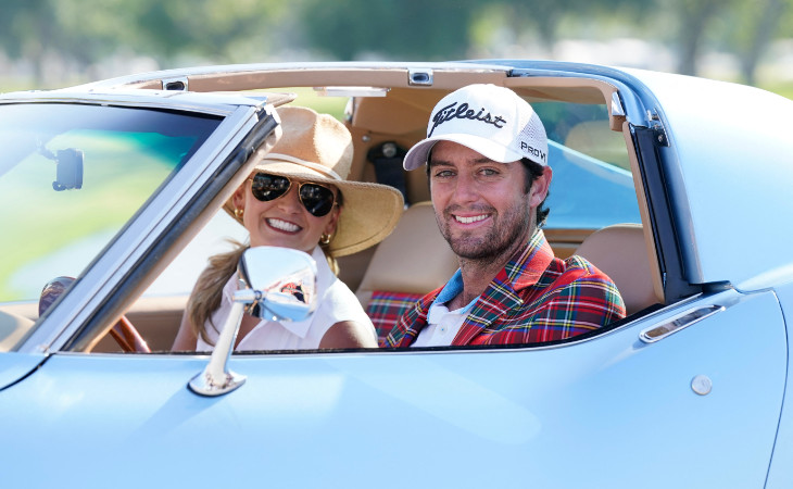 Davis Riley und seine Frau sitzen in der neuen Corvette Stingray, die es als Preis für den Gewinn der Charles Schwab Challenge gab