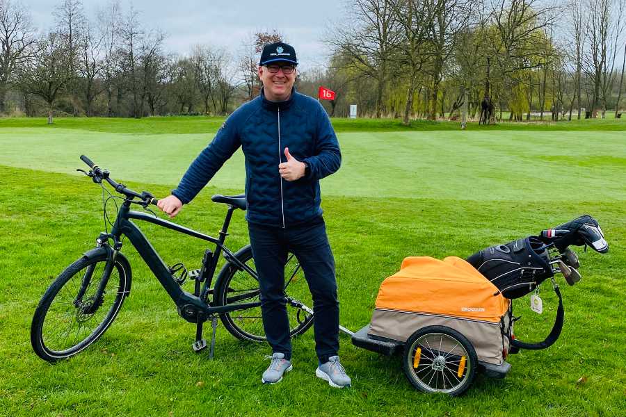 Dirks Golfuniversum: Außergewöhnliche Spendenaktion vereint Radfahren und Golfen