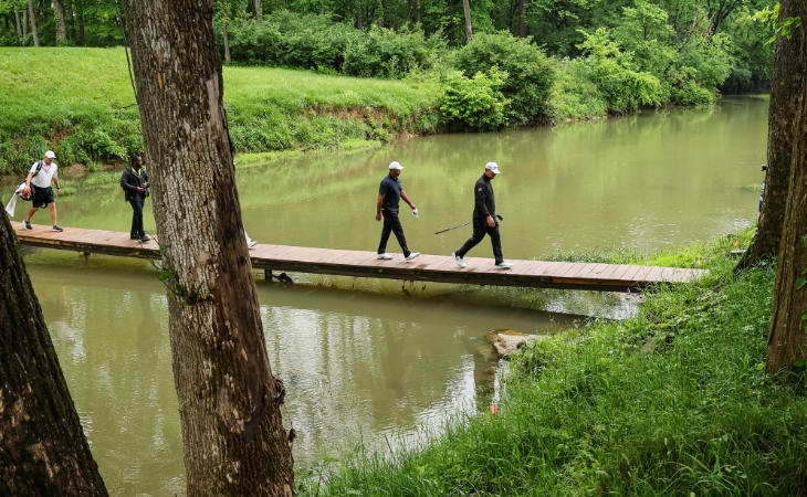 Tiger Woods und Lucas Glover überqueren eine Brücke im Valhalla Golfclub