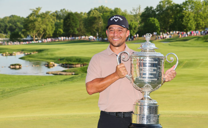 Xander Schauffele präsentiert die Wannamaker Trophy