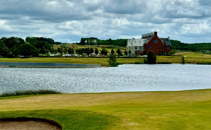 Ein Wasserhindernis und ein Clubhaus auf dem Golfclub Bara in Schweden