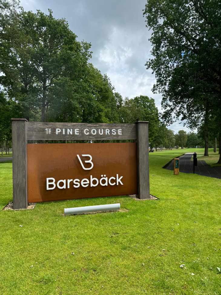 Ein Wappenschild des Pine Course auf dem Golfclub Barsebäck