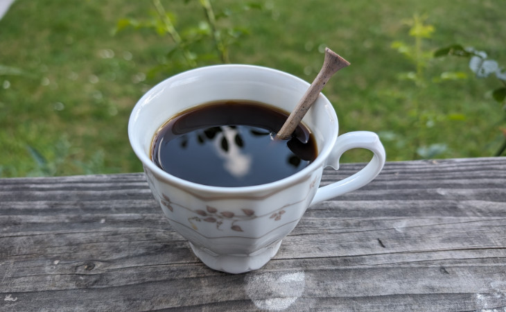 Ein Coffee Tee liegt in einer Kaffeetasse