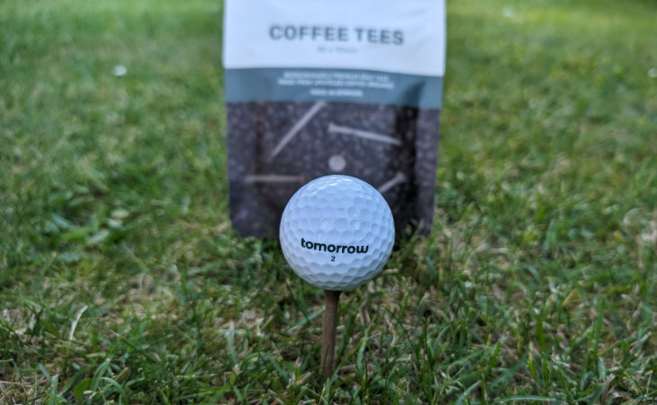 Ein Golfball auf einem Kaffee-Tee