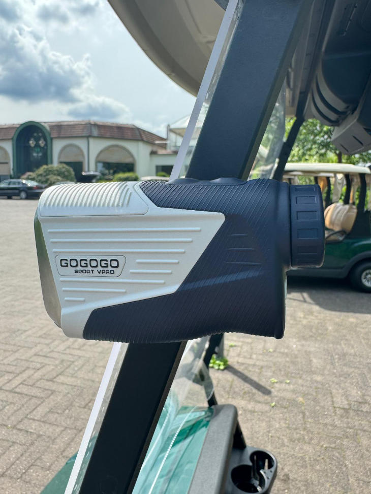 Ein Rangefinder klemmt an einem Golf-Cart