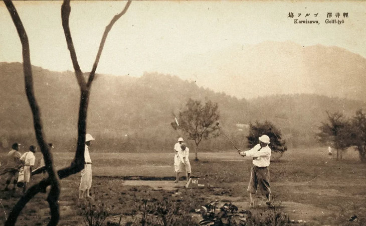 Eine alte Fotografie von japanischen Golfern