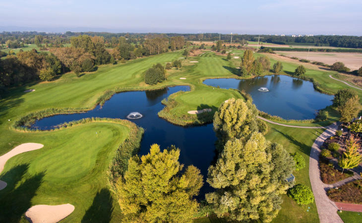 Panorama-Aufnahme eines Golfplatzes mit vielen Wasserhindernissen