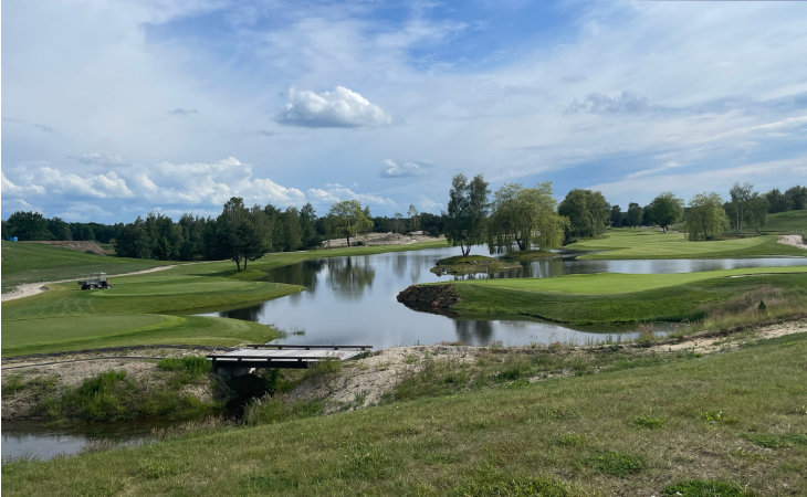 Viele Wasserhindernisse auf einem Golfplatz