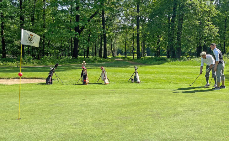 Zwei Hickory-Golfer beim Putt