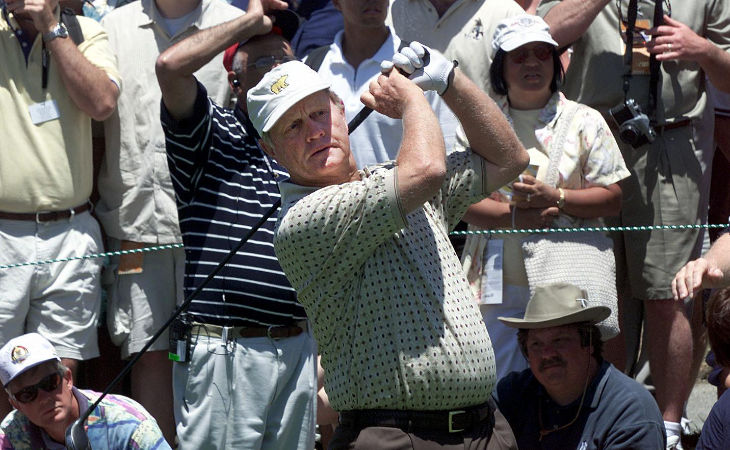 Jack Nicklaus schlägt einen Ball auf der US Open 2000