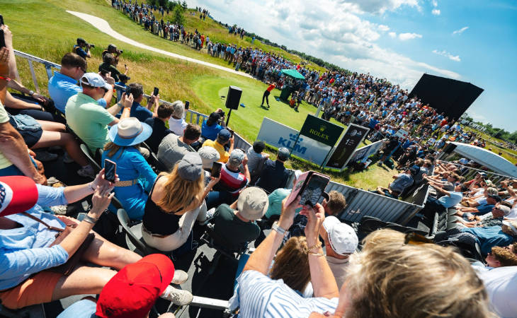 Die Publikumstribünen rings um einen Abschlag auf der KLM Open