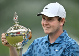 Robert MacIntyre präsentiert den Pokal der RBC Canadian Open