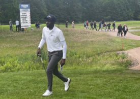 Golfer Ronald Rugumayo auf dem Green Eagle Nordkurs in Winsen