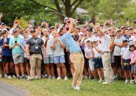 Scottie Scheffler mit einem Abschlag vor vielen Fans beim Memorial Tournament 2024