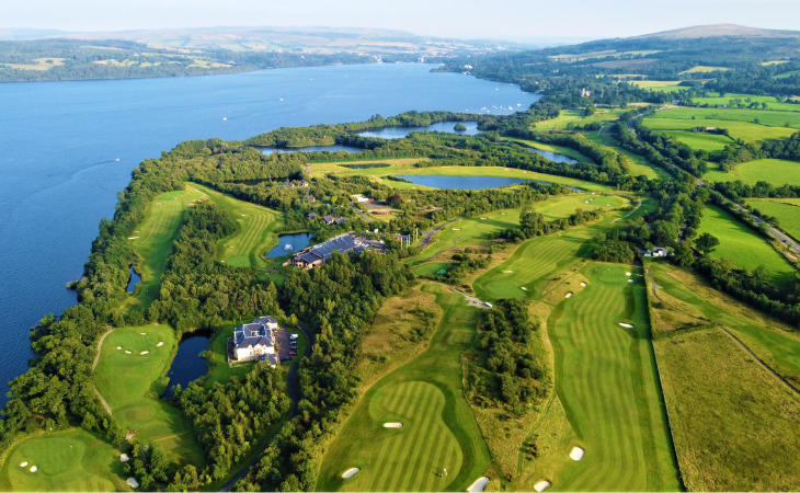 Drohnenaufnahme von einem Golfplatz am Loch Lomond