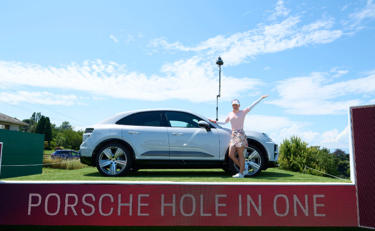 Jodi Ewart Shadoff neben ihrem neuen Porsche, den sie durch ihr Hole-in-one an Loch 16 der Amundi Evian Championship gewonnen hat