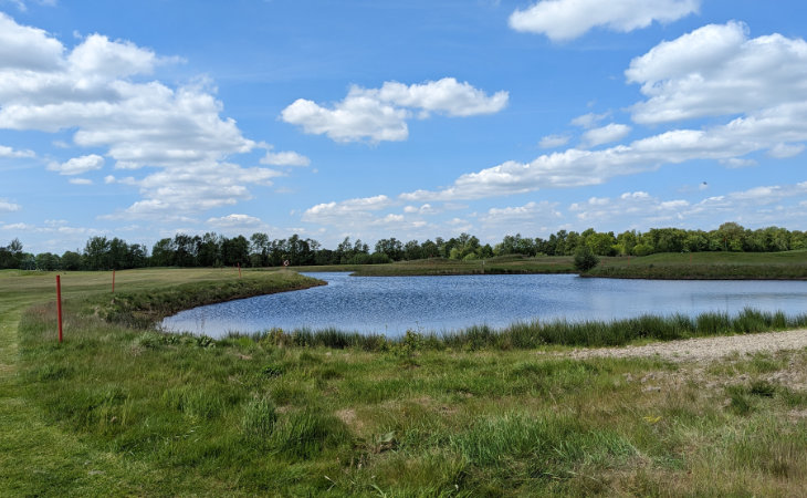 Ein Teich auf einem Golfplatz