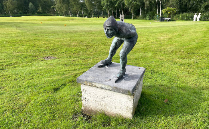 Eine Skulptur auf dem Golfplatz des Golfcentrum Amsterdam