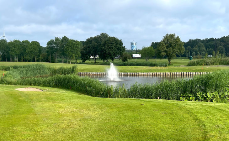 Ein Teich auf dem Golfplatz des Golfclubs Amsterdam