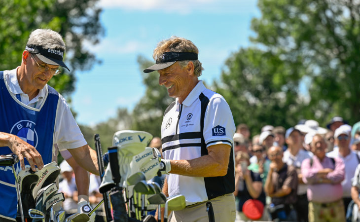 Bernhard Langer spricht während der BMW International Open 2024 mit seinem Caddie.