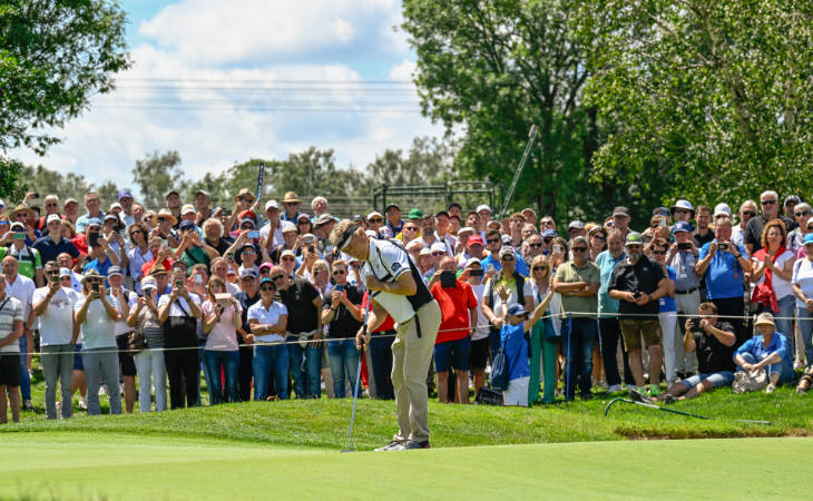 Viele Fans beobachten Bernhard Langers Putt auf der BMW International Open 2024.