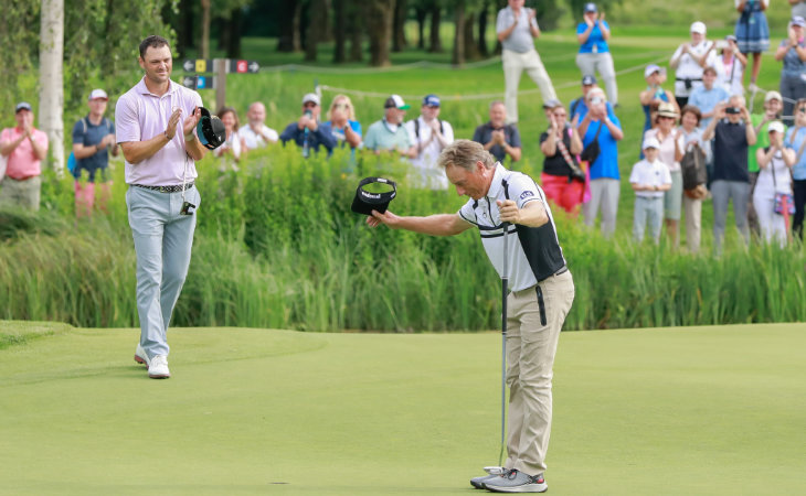 Bernhard Langer verbeugt sich nach seinem letzten Putt auf der BMW International Open 2024 in München