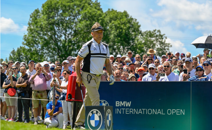 Bernhard Langer läuft vor vielen Fans auf der BMW International Open 2024 den Fairway entlang.