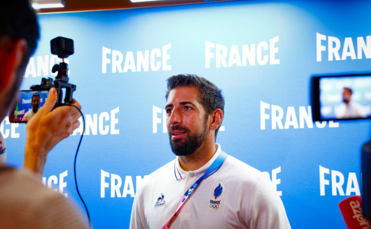 Matthieu Pavon bei der Pressekonferenz der olympischen Spiele 2024