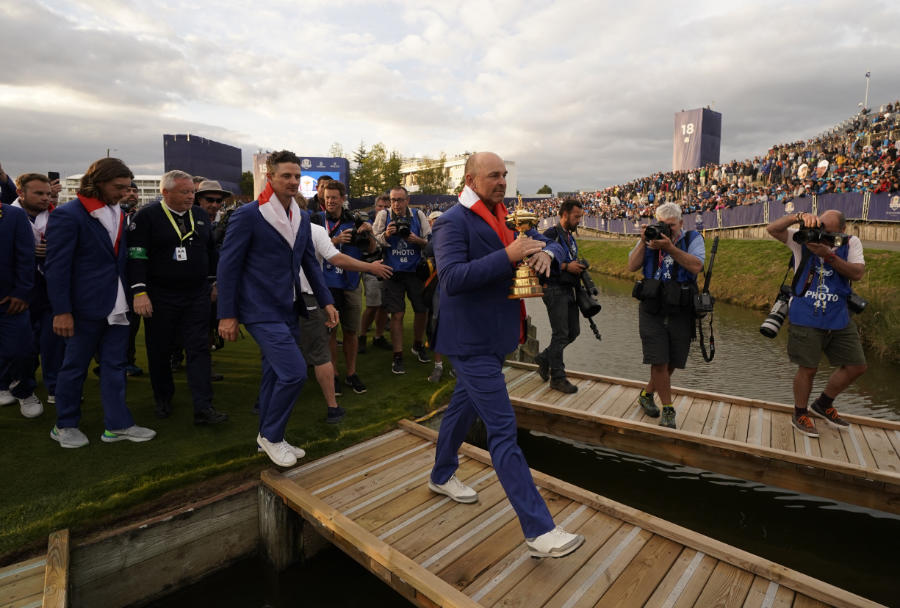 Thomas Bjorn mit dem Ryder Cup 2018 im Le Golf National in Paris