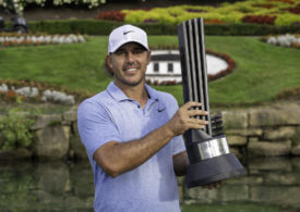 Brooks Koepka mit der Trophäe des LIV-Events in Greenbrier