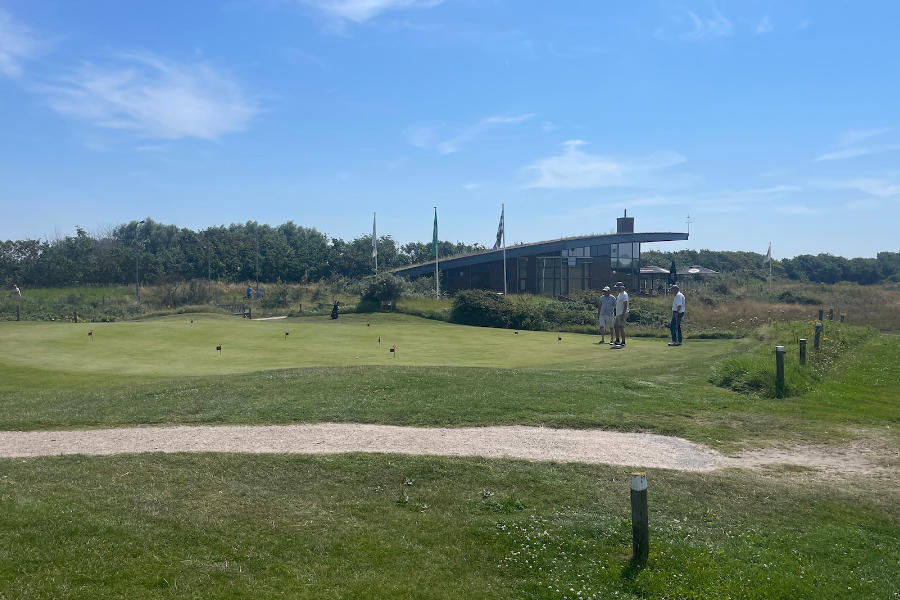 Der schönste Abschlag Hollands im Domburgschen Golfclub