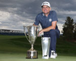 Keegan Bradley mit der Trophäe für den Gewinn der BMW Championship