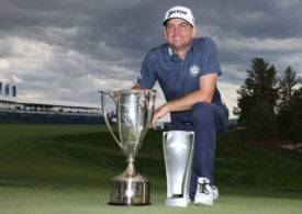 Keegan Bradley mit der Trophäe für den Gewinn der BMW Championship