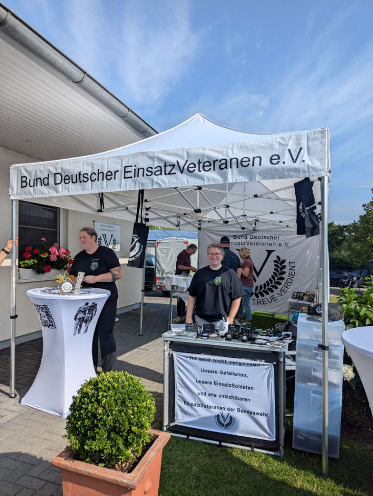 Zwei Personen unter einem Pavillon des Bundes Deutscher Einsatzveteranen