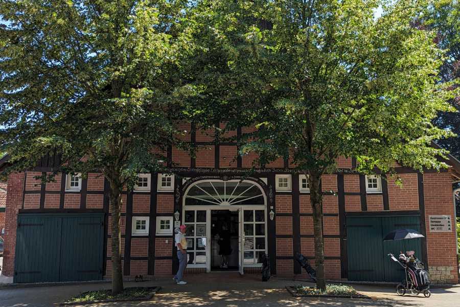 Fachwerk, alte Bäume und ein zweigeteilter Golfplatz: 40 Jahre Golfclub Osnabrück-Dütetal