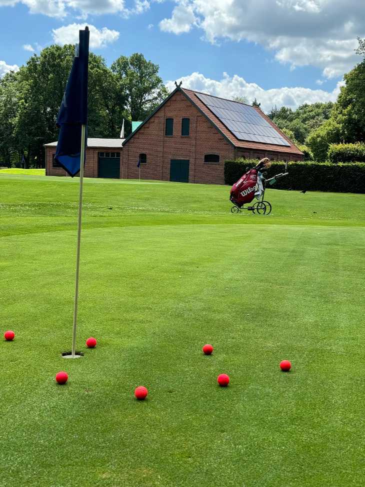 Ein Putting-Green auf einem Golfplatz