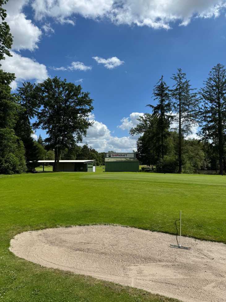 Ein Sandbunker auf einem Golfplatz