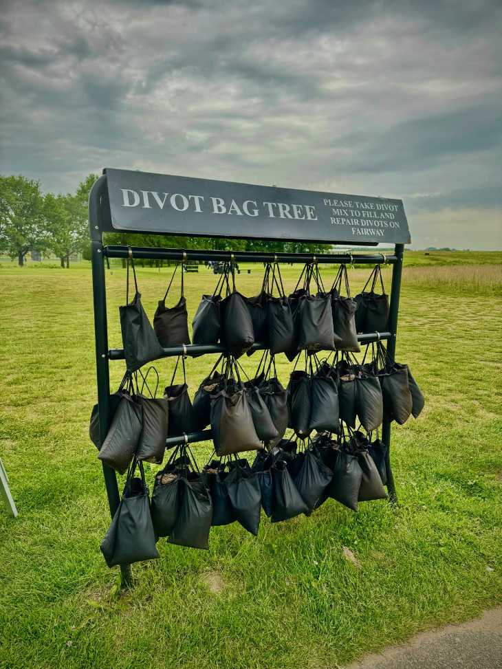 Divot Bags auf einem Golfplatz