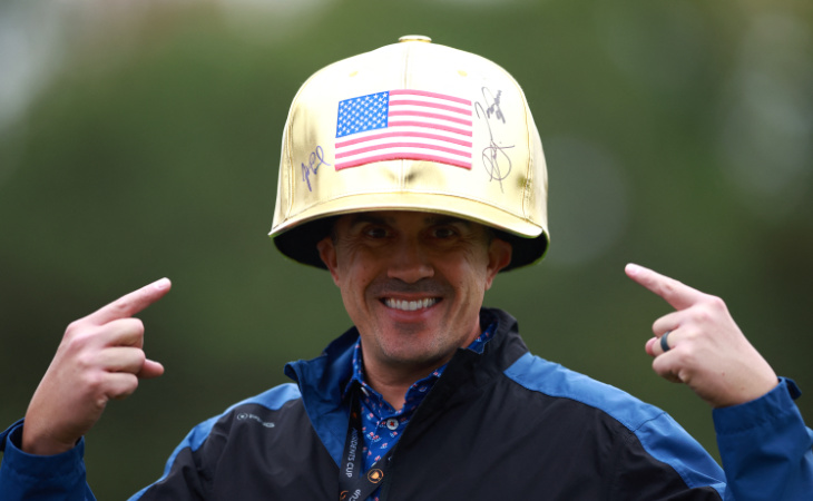 Ein Fan von Team USA mit einem besonderen Helm beim Presidents Cup 2024