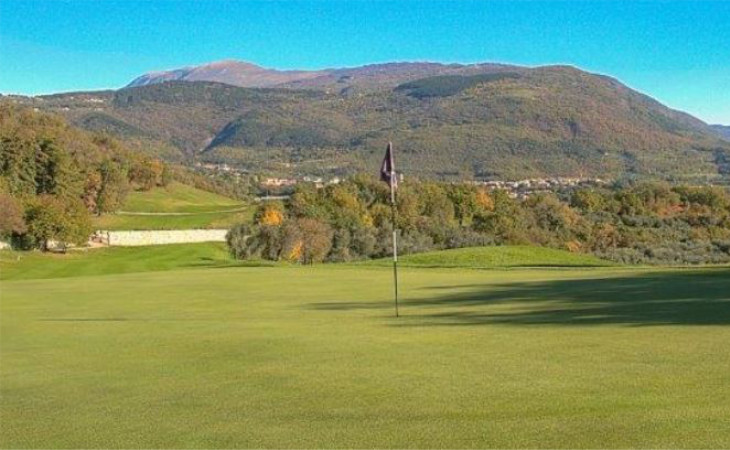 Eine Fahne auf einem pitturesken Golfplatz