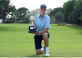 Helen Briem präsentiert den Pokal der La Sella Open