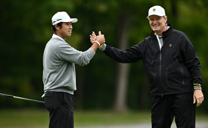 Hideki Matsuyama klatscht mit Ernie Els ab