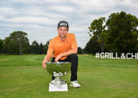 Rasmus Neergaard-Petersen mit der Trophäe für den Gewinn der Big Green Egg German Challenge 2024