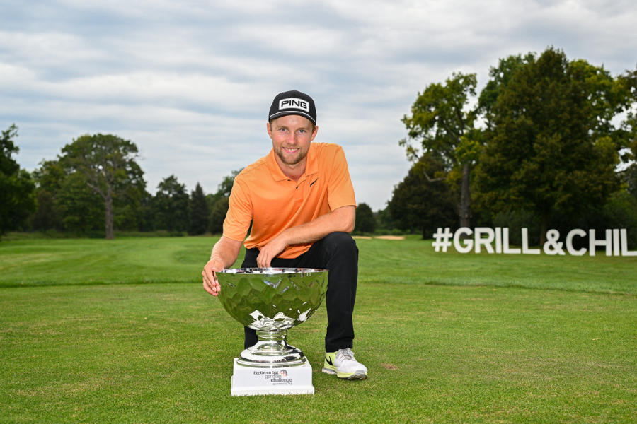 Rasmus Neergaard-Petersen mit der Trophäe für den Gewinn der Big Green Egg German Challenge 2024