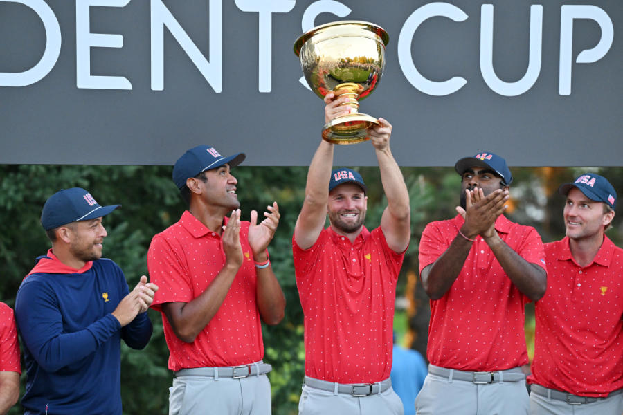 Wyndham Clark von Team USA stemmt den Presidents Cup in die Luft